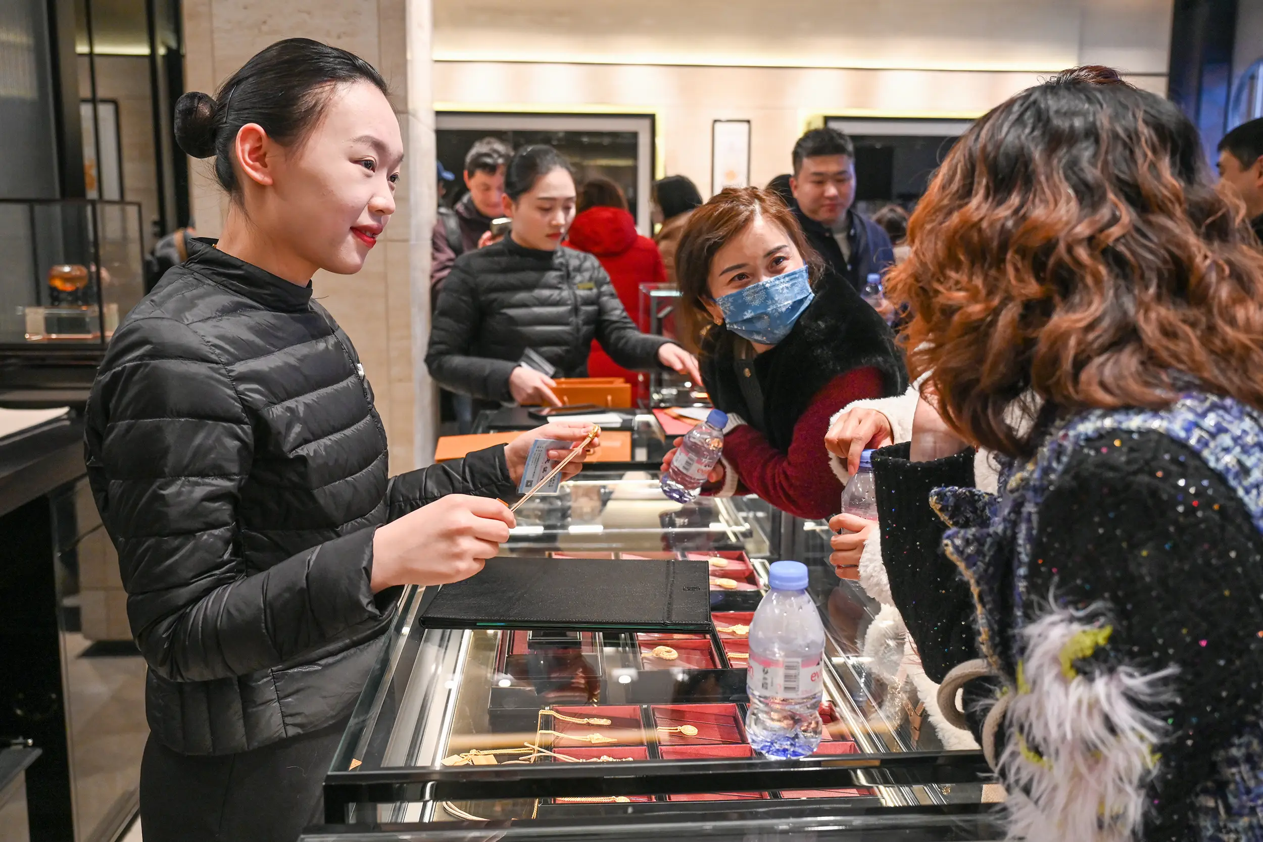 老铺黄金上海豫园店为何引发万人排队抢购？限购政策背后隐藏了什么秘密  第7张