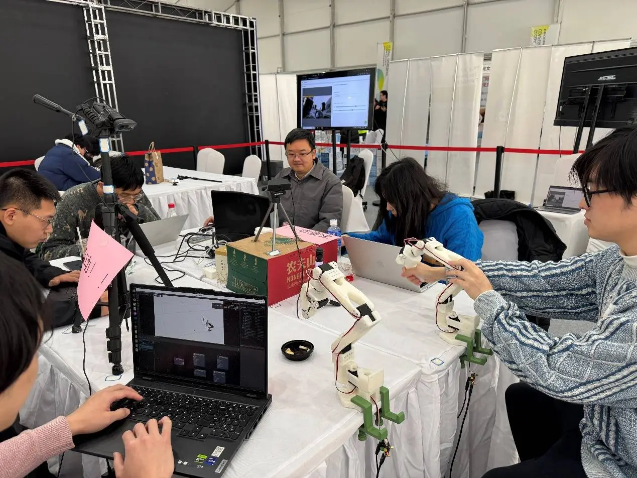 2025全球开发者先锋大会：机械臂如何改变我们的未来？  第2张