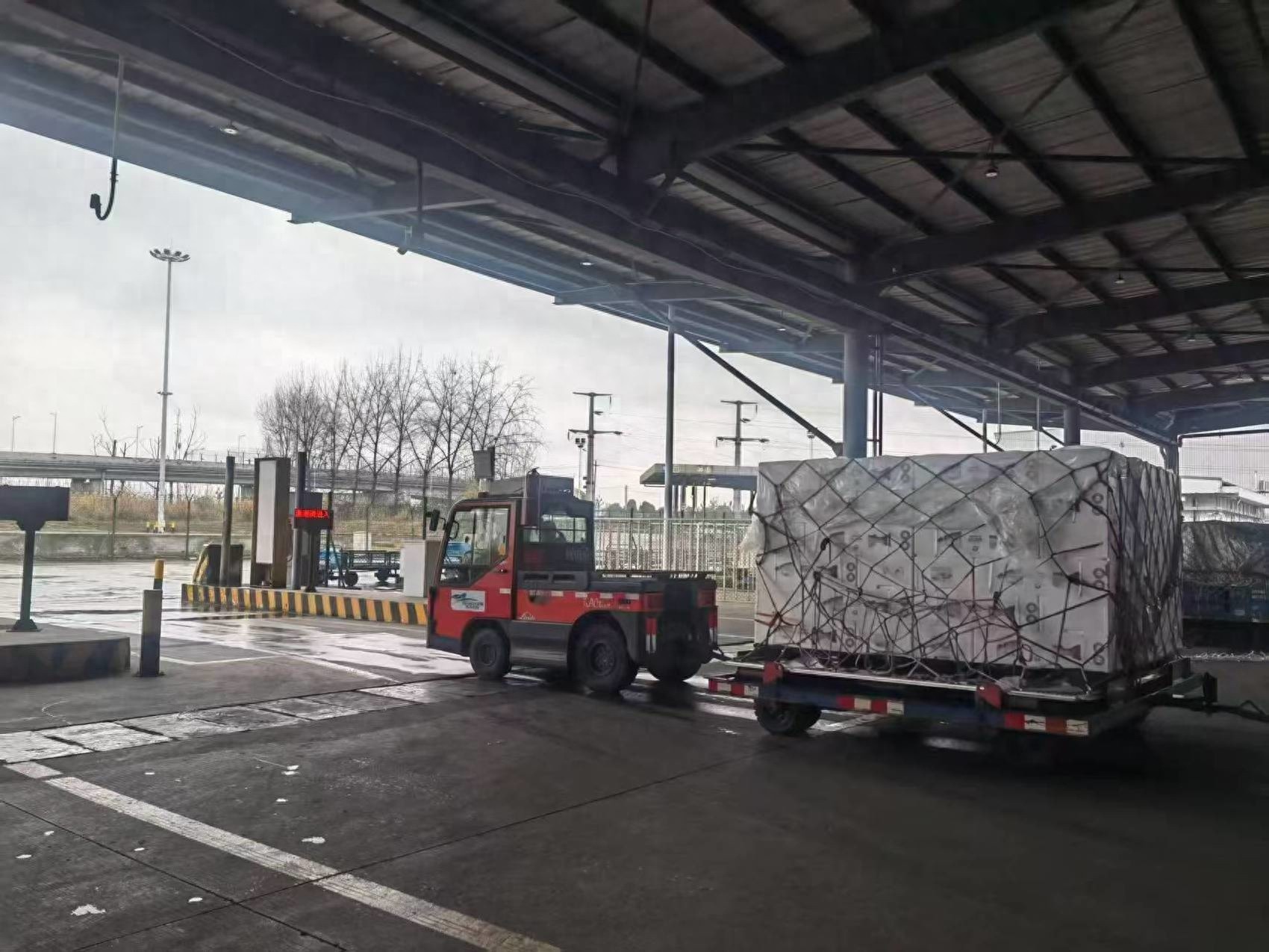 成都双流机场如何让进口三文鱼快速端上上海市民餐桌？揭秘高效通关秘诀