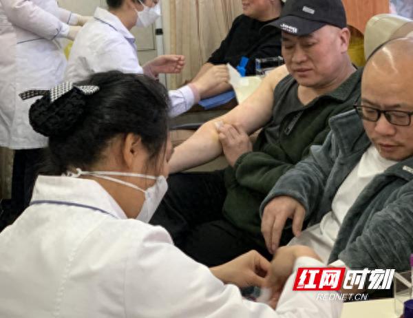 81名爱心志愿者献血29350毫升，冷水江钢铁公司春季无偿献血活动感人至深