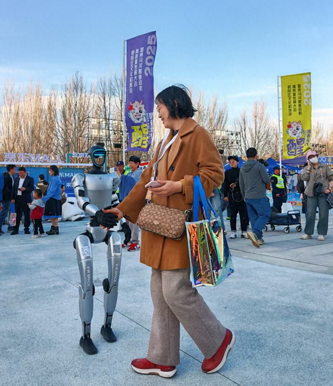 2025醒春元气游园会：人形机器人、美食潮车齐聚，你准备好探索了吗？