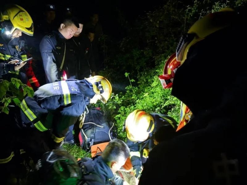 73岁老人深山迷路15小时，绝望呼救！警民联手生死营救，结局如何？  第2张
