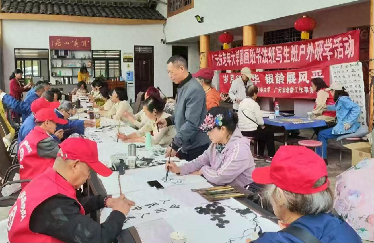 银龄志愿者大显身手！书法、油画、二胡、养生操，老年生活竟能如此精彩？