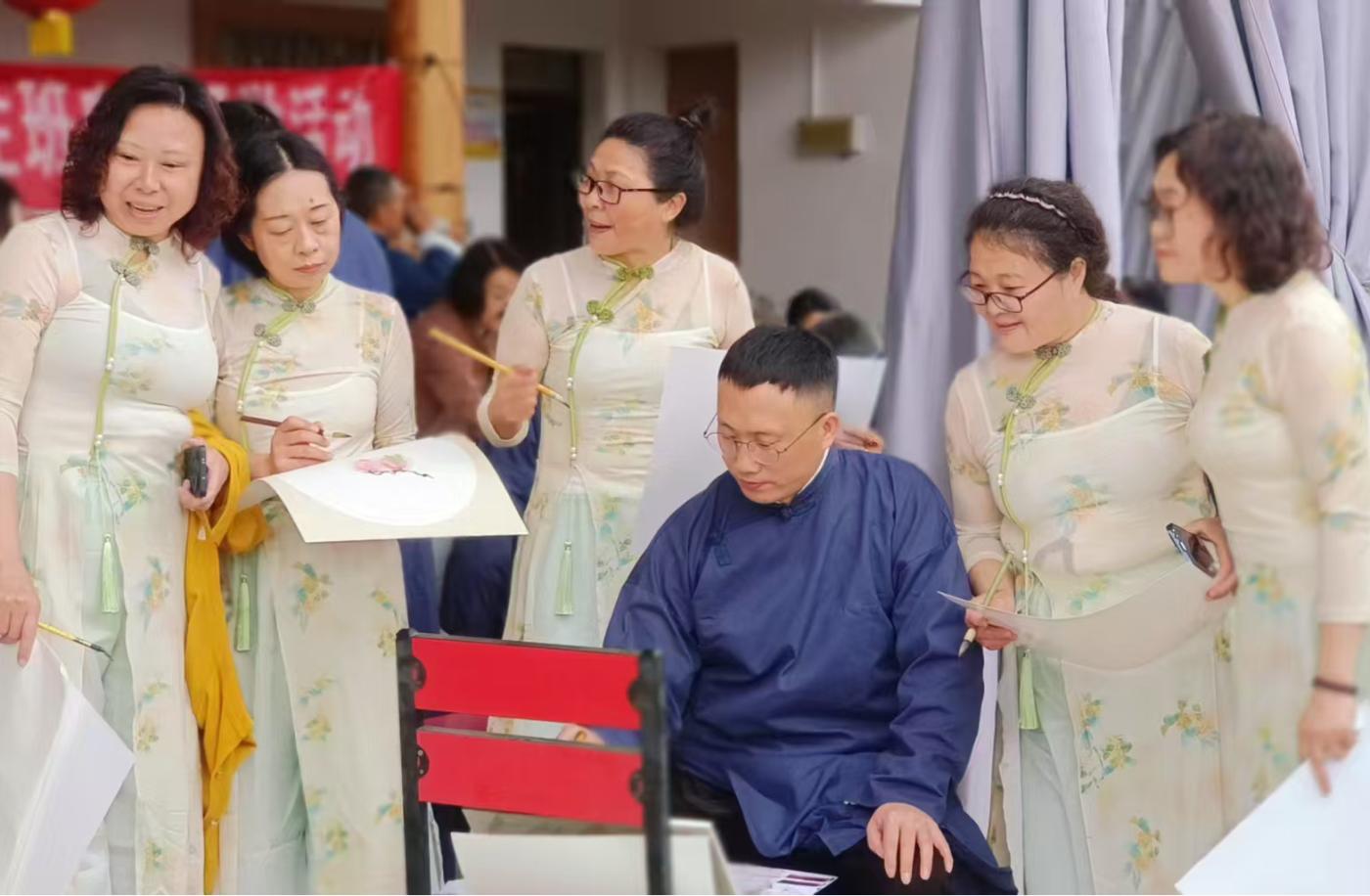 银龄志愿者大显身手！书法、油画、二胡、养生操，老年生活竟能如此精彩？  第2张