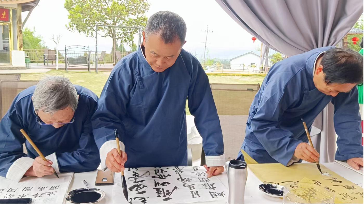 银龄志愿者大显身手！书法、油画、二胡、养生操，老年生活竟能如此精彩？  第3张
