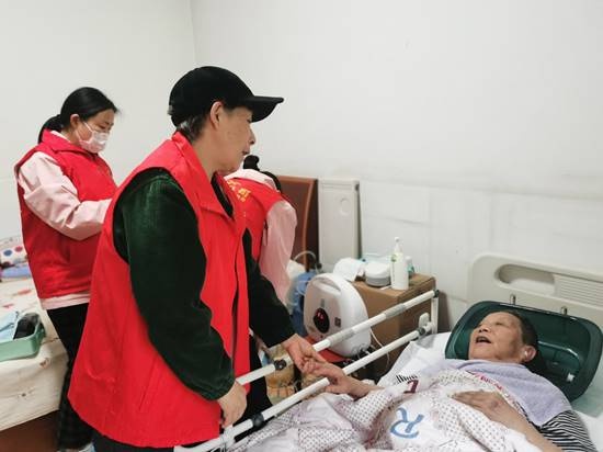 暖心义剪活动让高龄老人重焕青春！你家的老人享受到了吗？  第3张