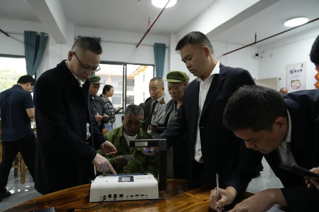 高龄老人养老认证难？松桃县暖心服务送上门，1分钟搞定  第2张