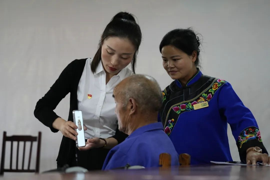 高龄老人养老认证难？松桃县暖心服务送上门，1分钟搞定  第4张