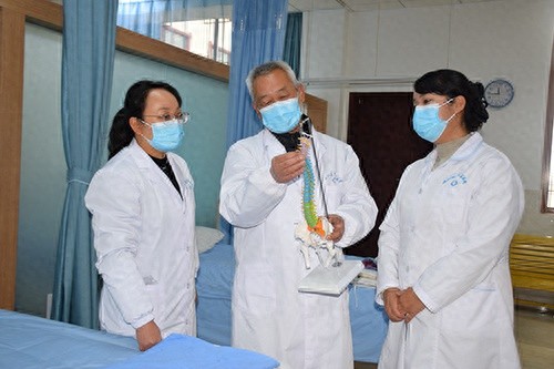 64岁老中医40年坚守义诊一线，他的秘诀竟如此简单？
