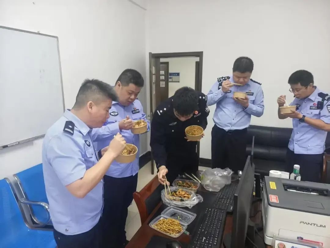 长沙暴雨夜，交警全员上路！他们为何如此拼命？  第2张
