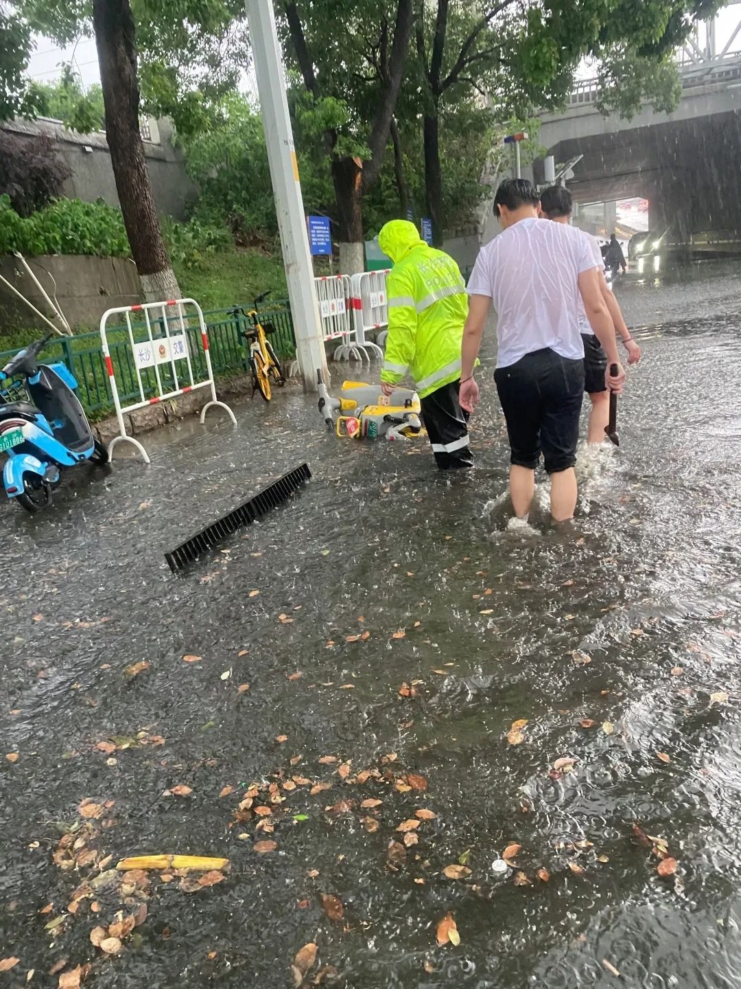 长沙暴雨夜，交警全员上路！他们为何如此拼命？  第3张