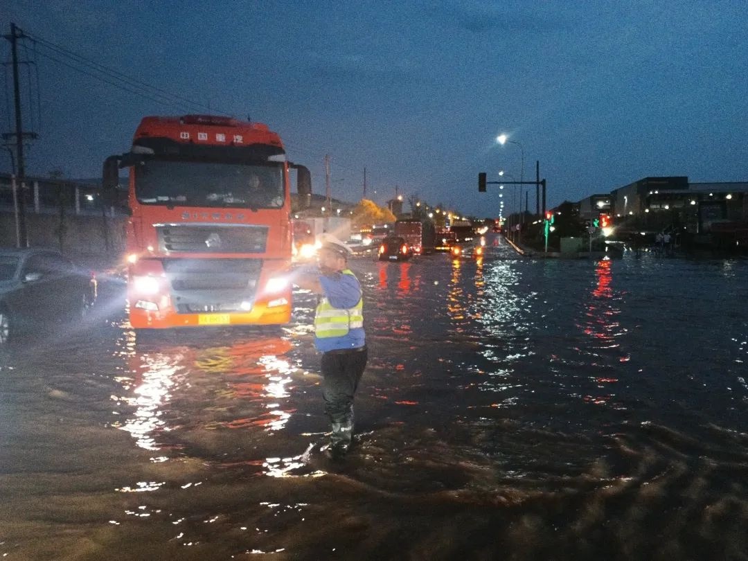 长沙暴雨夜，交警全员上路！他们为何如此拼命？  第4张