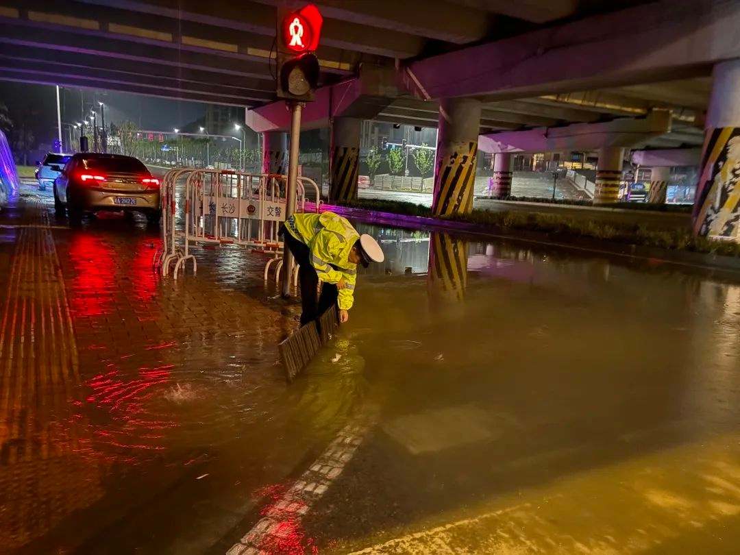 长沙暴雨夜，交警全员上路！他们为何如此拼命？  第5张