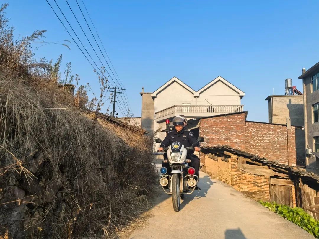 13年扎根基层，一辆摩托车竟成平安符号！这位所长为何如此特别？  第3张