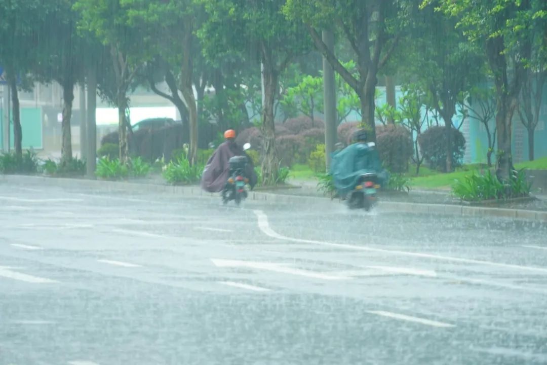 柳州人盼雨盼到心碎！这场‘按滴计算’的雨到底在玩什么把戏？  第3张