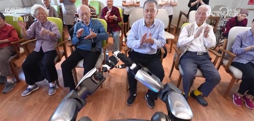 银发经济崛起！87岁老人如何靠适老化设备重获独立生活？  第3张