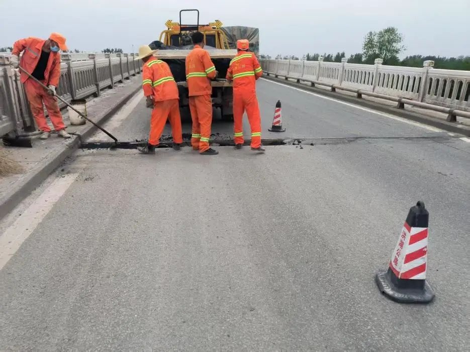 洪湖市公路事业发展中心如何为70座桥梁筑牢汛期安全防线？  第3张
