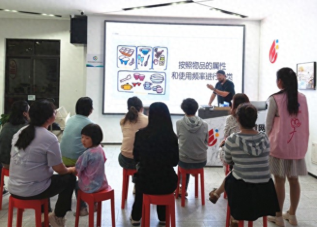 衣柜总是乱糟糟？学会这些收纳技巧，让你的衣物瞬间井井有条