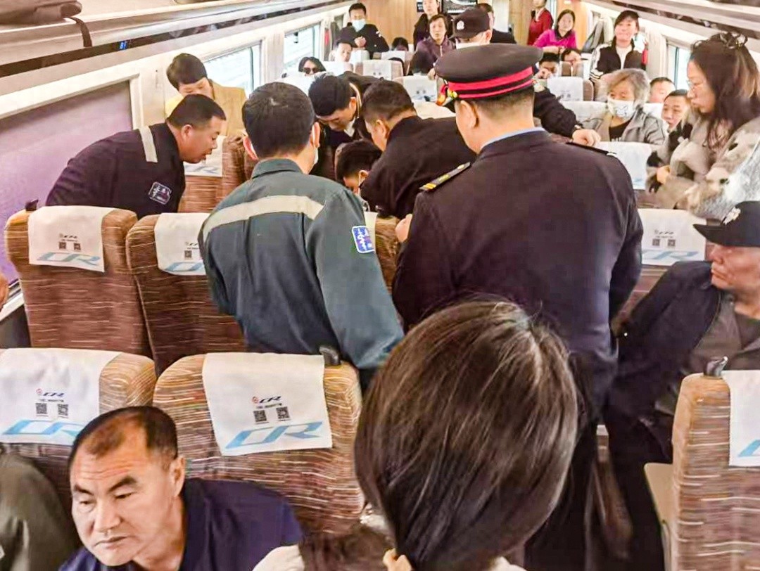 辽宁朝阳站上演生命接力！孕妇羊水破裂，他们如何争分夺秒创造奇迹？