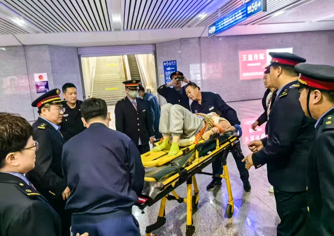 辽宁朝阳站上演生命接力！孕妇羊水破裂，他们如何争分夺秒创造奇迹？  第2张