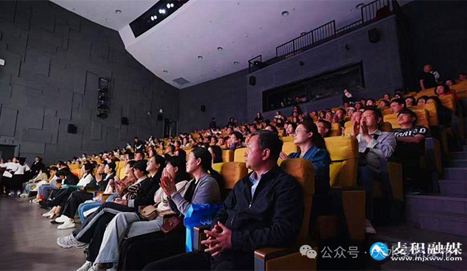 世界读书日来临，麦积山剧场这场经典诵读活动为何如此震撼人心？  第7张