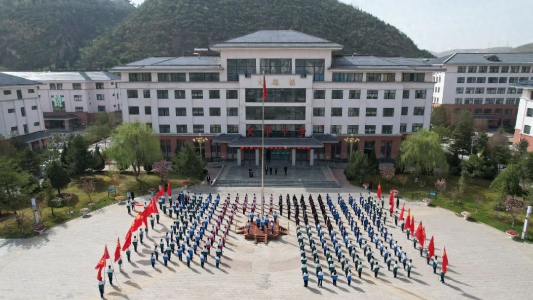 青春誓言！静宁县文萃中学新团员如何赓续五四薪火，挺膺奋进2025？