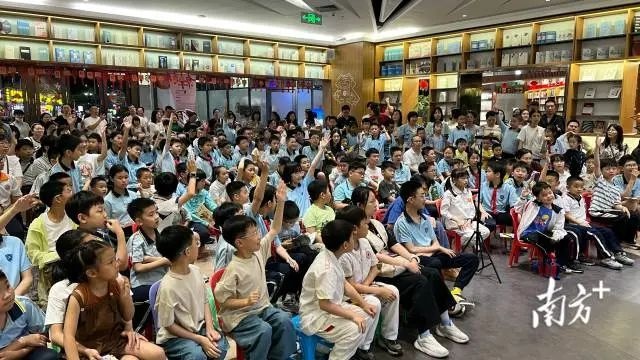 汕头新华书店变身科学游乐场！米吴科学秀如何让孩子尖叫连连？  第3张