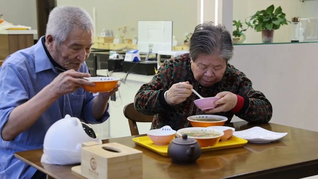 70岁老人独居在家竟能享受专业按摩？海勃湾区民政局这项服务太暖心了  第6张