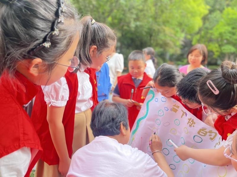 孩子们踩爆气球喊出心声！这场心理健康关爱活动有多暖？  第2张