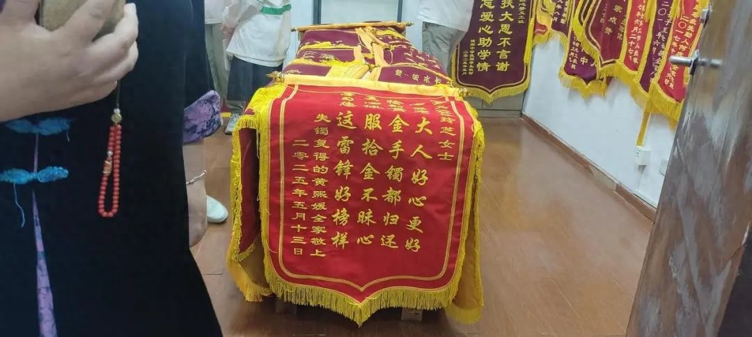 做20多年公益的她因拾金不昧再获锦旗！背后故事令人动容？