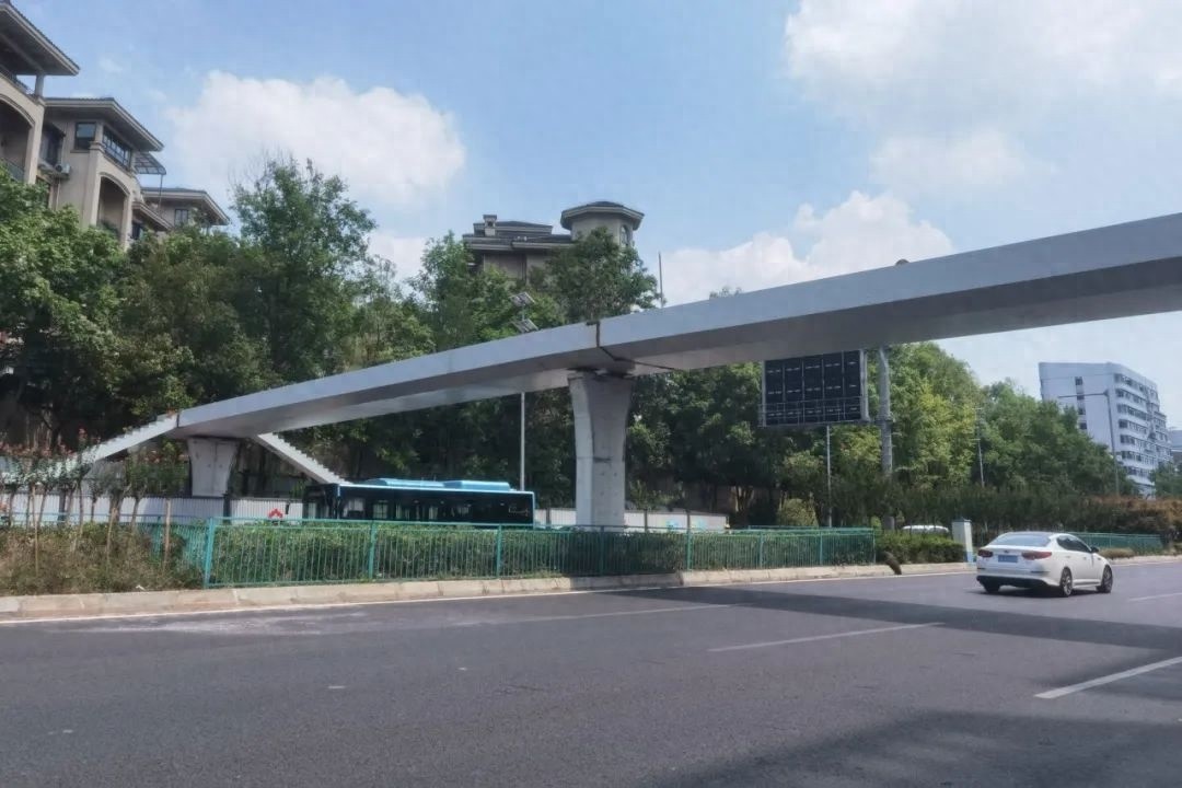 出行不便成痛点？渝北区这座人行天桥投用解民忧