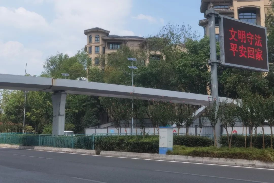 出行不便成痛点？渝北区这座人行天桥投用解民忧  第2张