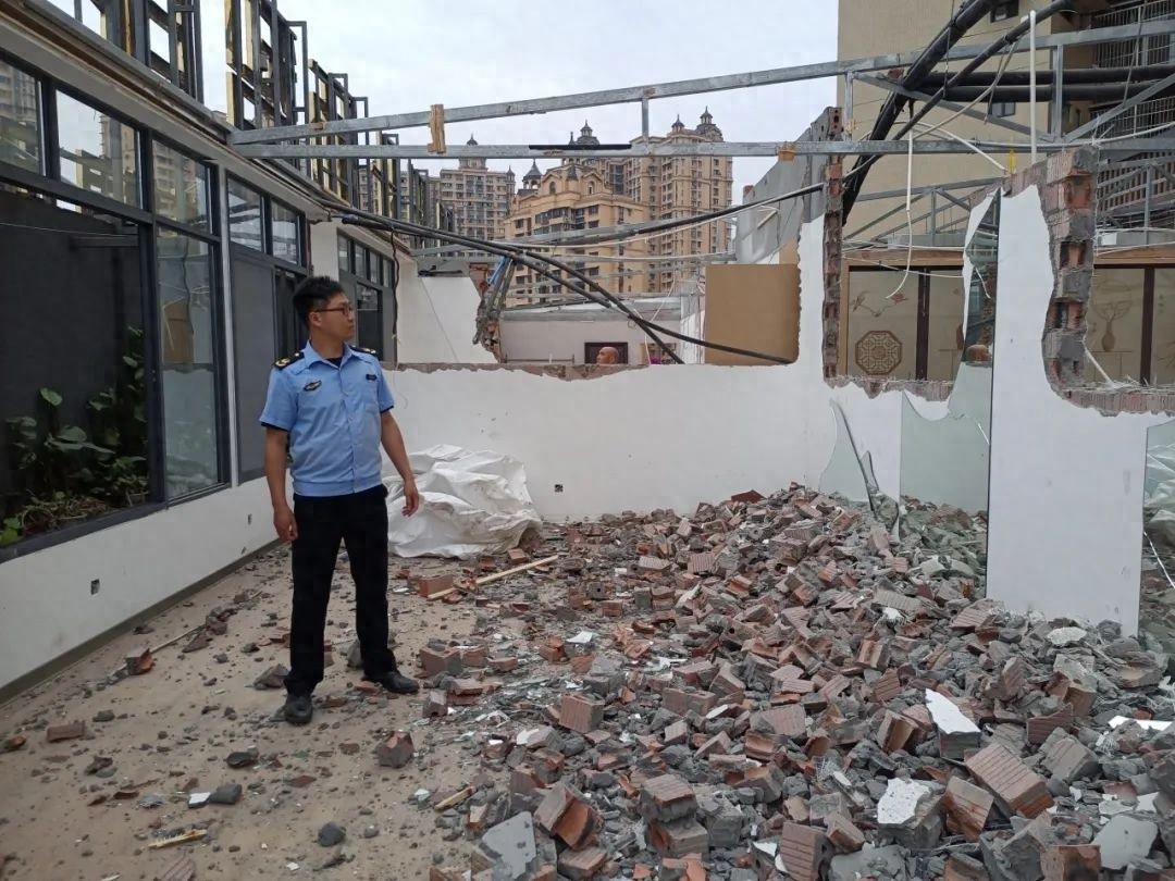 酒店擅自楼顶违建！破坏规划又藏隐患，岂能容忍？