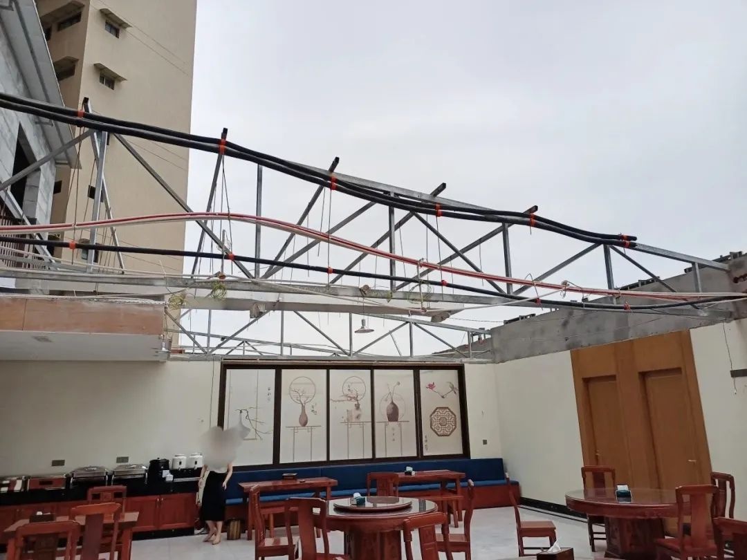 酒店擅自楼顶违建！破坏规划又藏隐患，岂能容忍？  第2张
