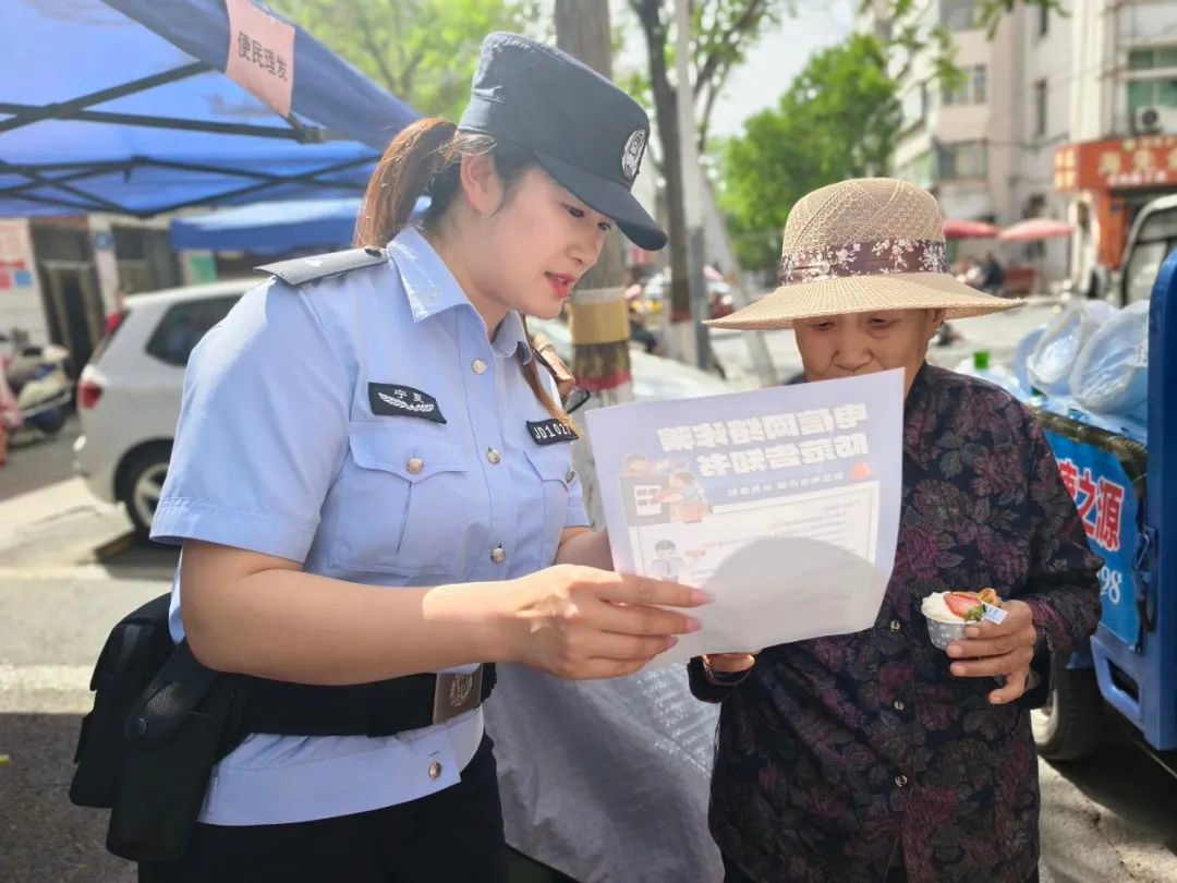 520！游客与警察双向奔赴，暖心之举为何引热议？  第5张
