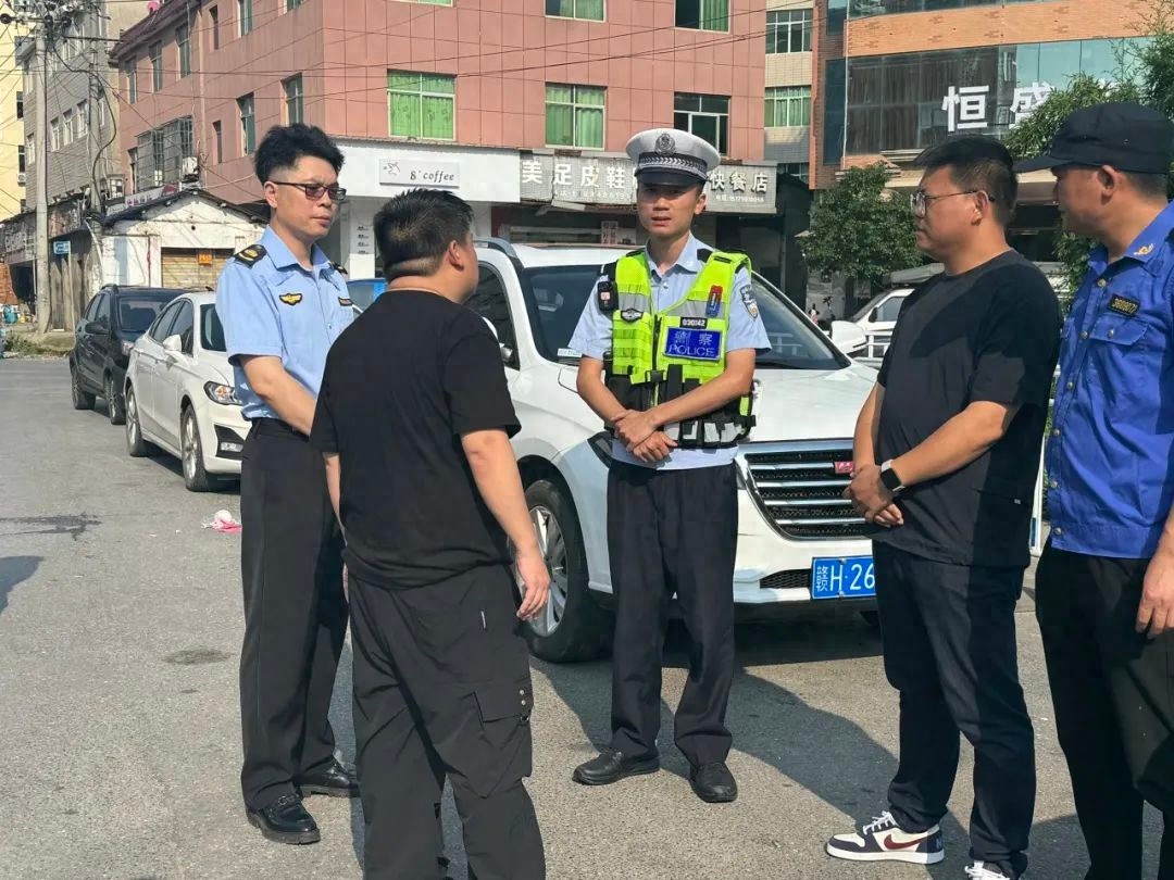联合执法整治城区乱象！车辆乱停乱放、占道经营问题能解决吗？  第1张