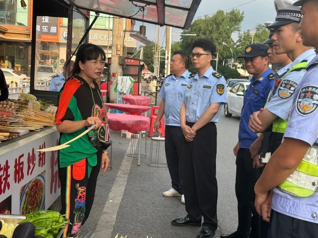 联合执法整治城区乱象！车辆乱停乱放、占道经营问题能解决吗？  第2张