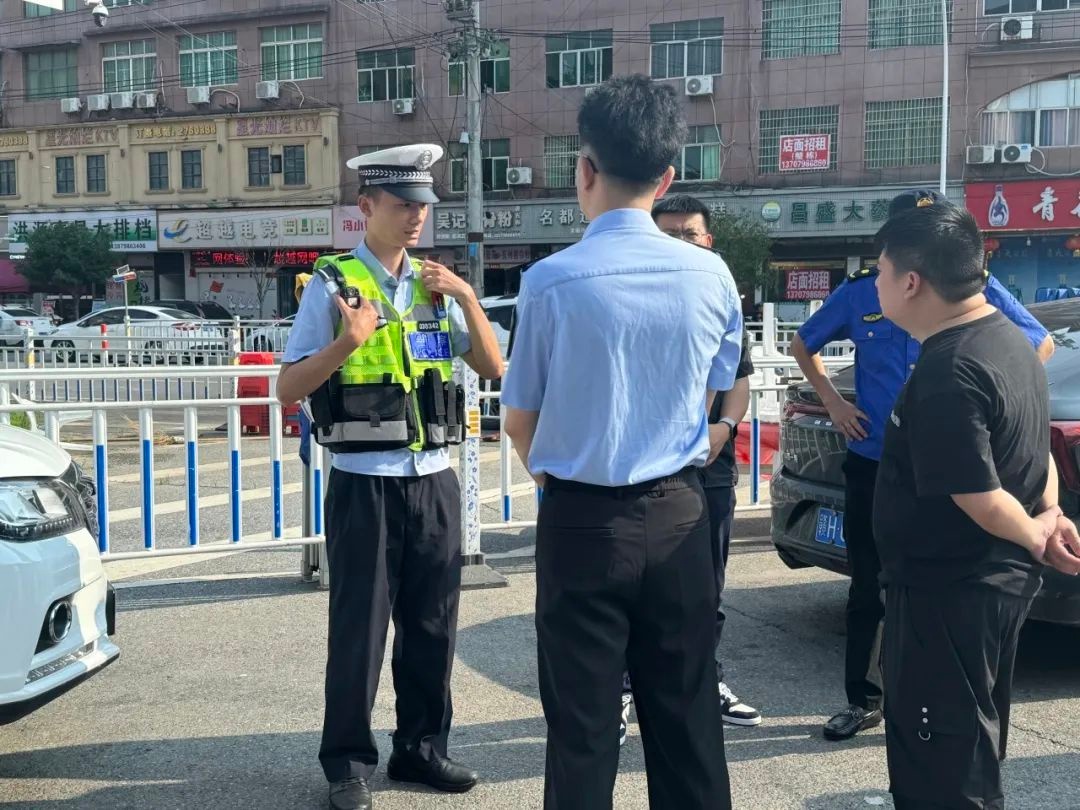 联合执法整治城区乱象！车辆乱停乱放、占道经营问题能解决吗？  第3张