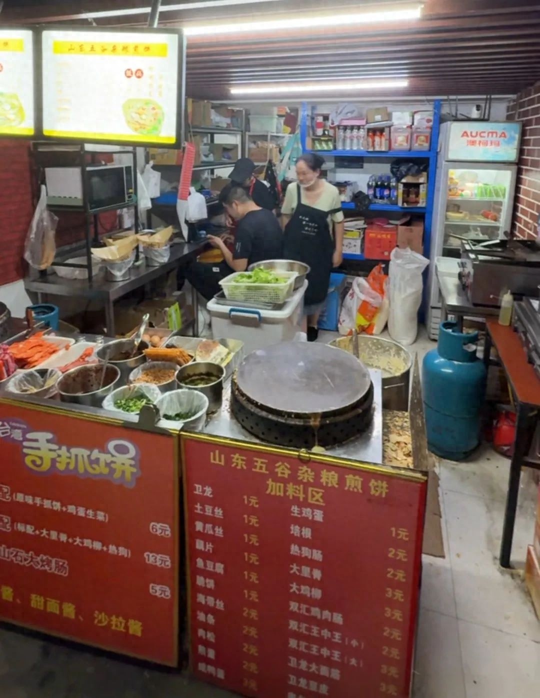 19年公益延续！新杭州孩子在杂粮煎饼摊后厨做作业，心酸谁懂？  第1张