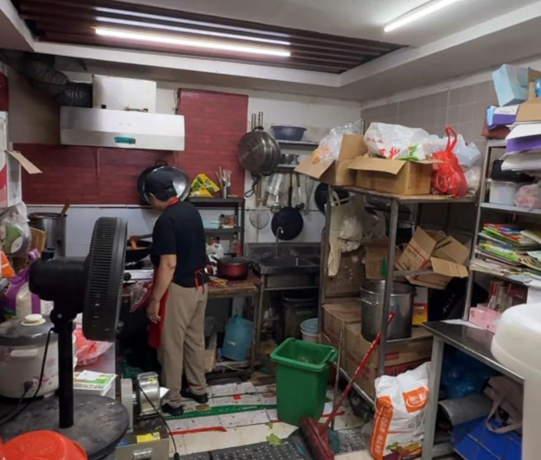 19年公益延续！新杭州孩子在杂粮煎饼摊后厨做作业，心酸谁懂？  第3张