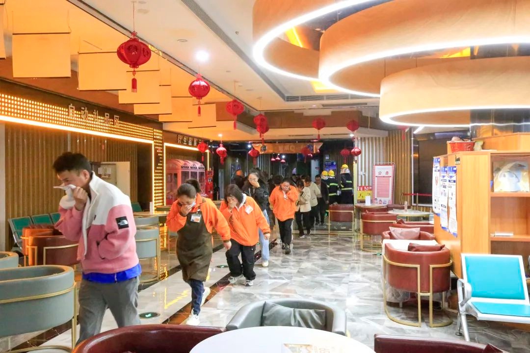 5月23日威宁自治县多部门在奥园广场组织的影院消防应急演练究竟多震撼？  第2张