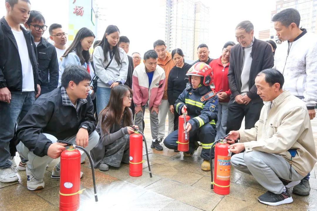 5月23日威宁自治县多部门在奥园广场组织的影院消防应急演练究竟多震撼？  第3张