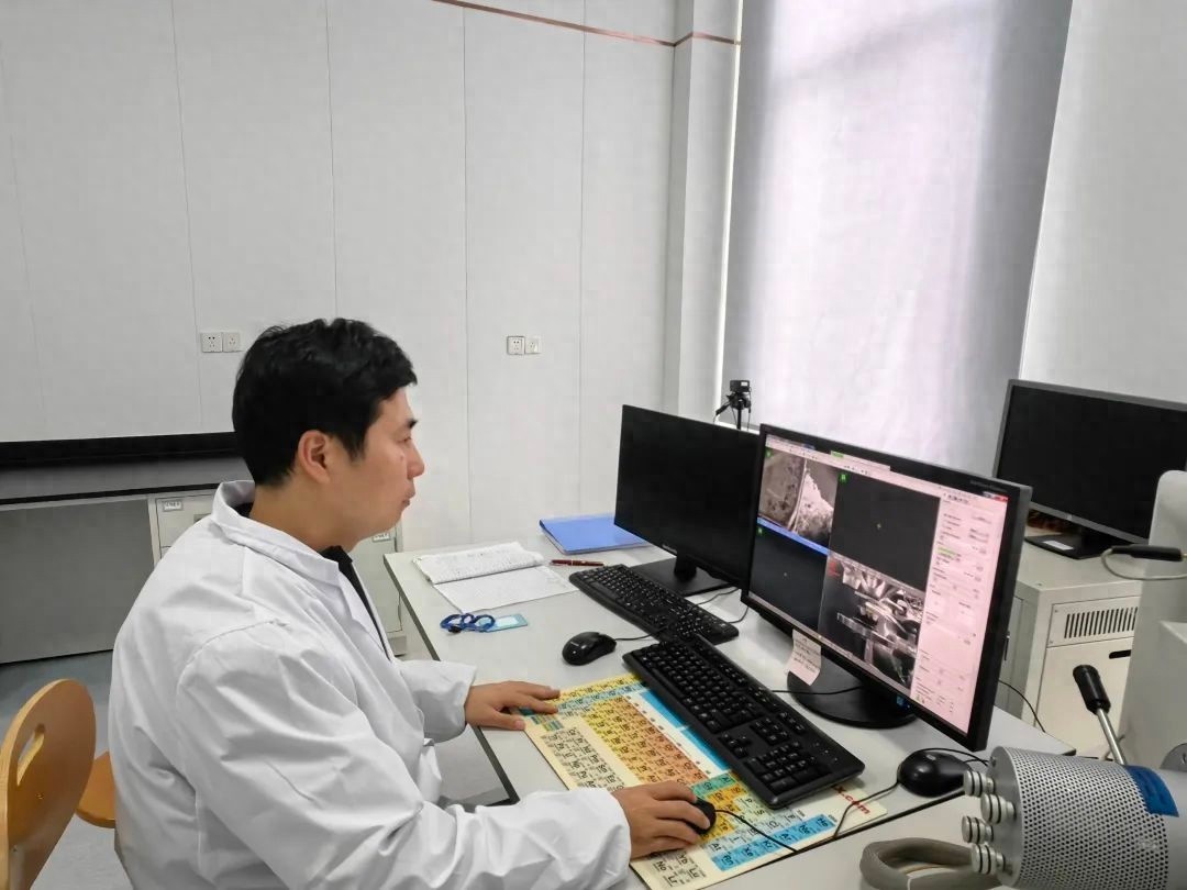 10余小时泡实验室！他凭啥能成行业专家？靠的是这股钻研劲