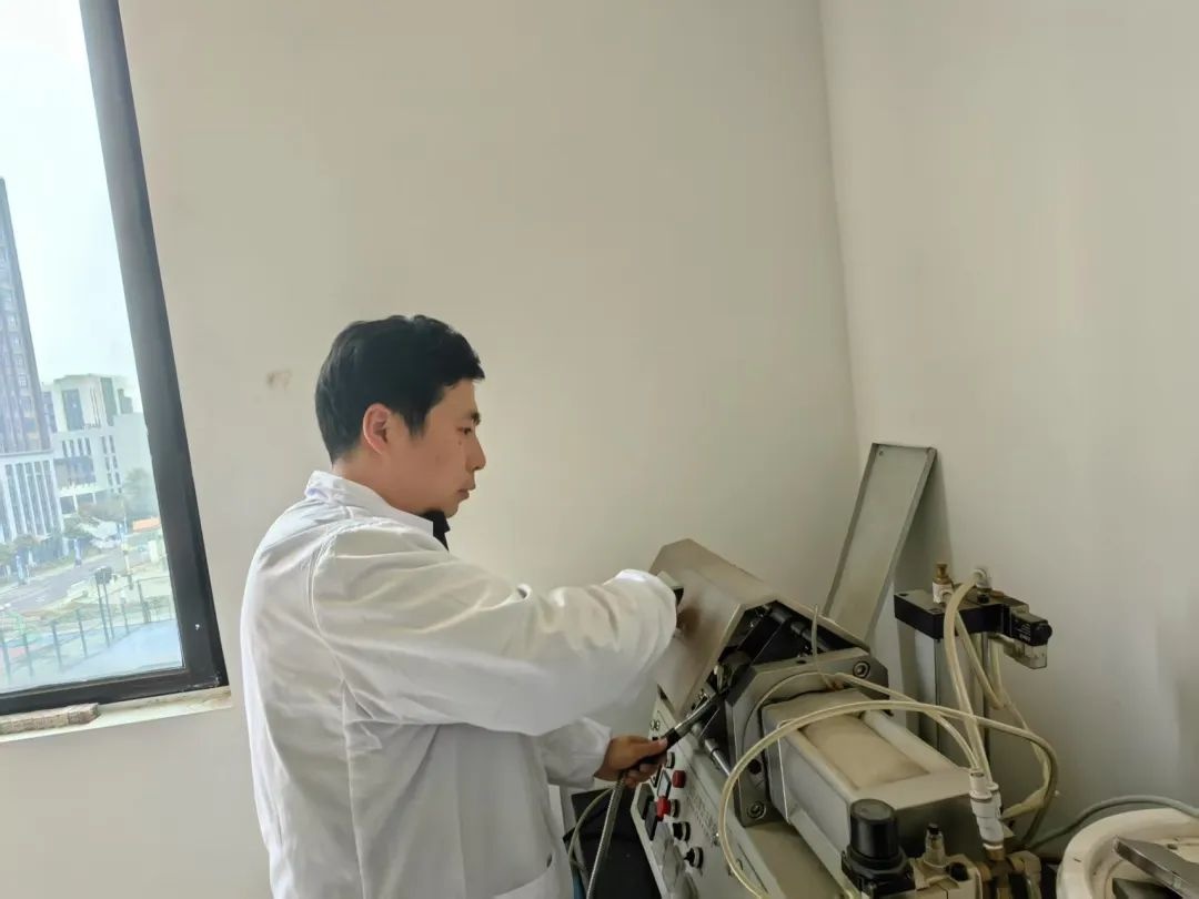10余小时泡实验室！他凭啥能成行业专家？靠的是这股钻研劲  第2张