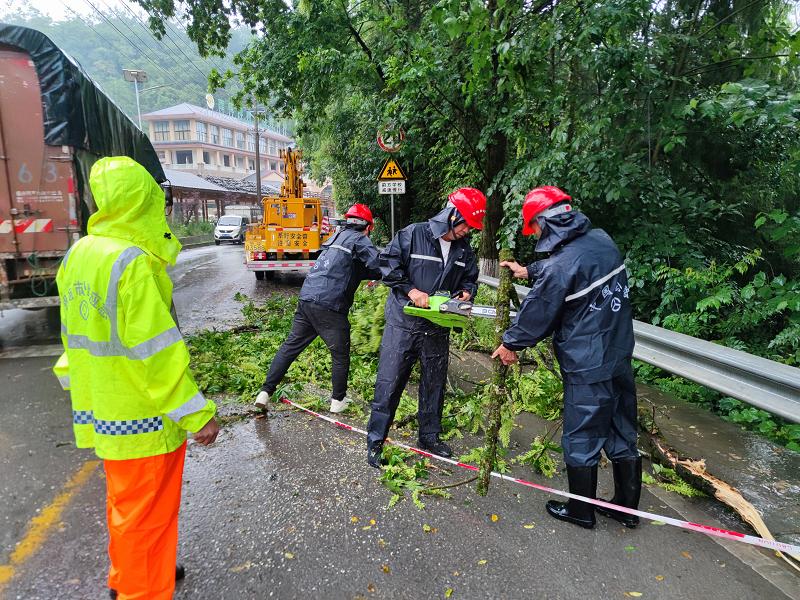 5月21日夜间强降雨致恩施州部分路段现险情！公路部门如何应对？  第2张