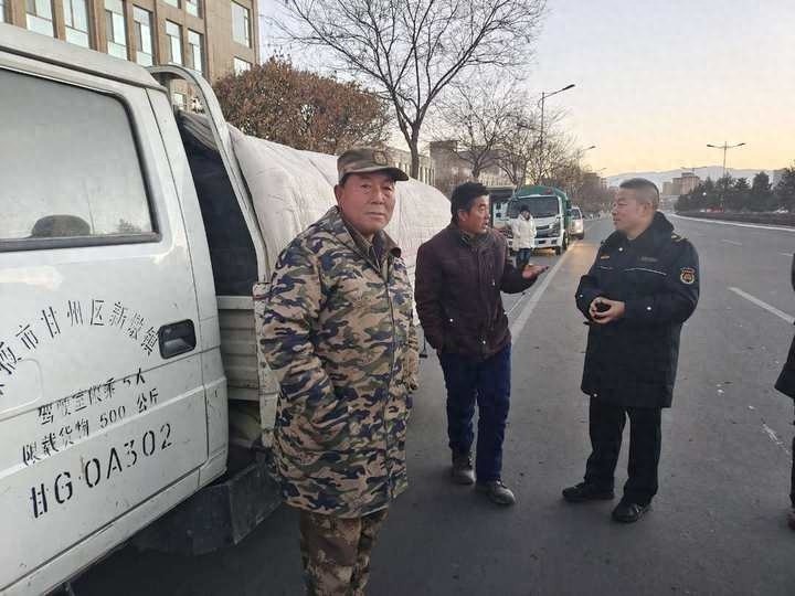 嘉信市场南门摊贩占道经营，滨河新区执法队如何还路于民？