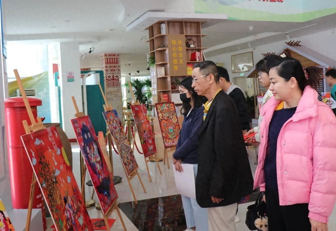新春佳节，我县如何用年画和春联点燃节日氛围？快来体验这场文化盛宴