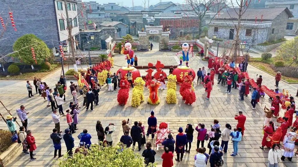 千年古村落群里的百福家宴，你体验过吗？金猪巡游、千人共宴，年味十足  第2张
