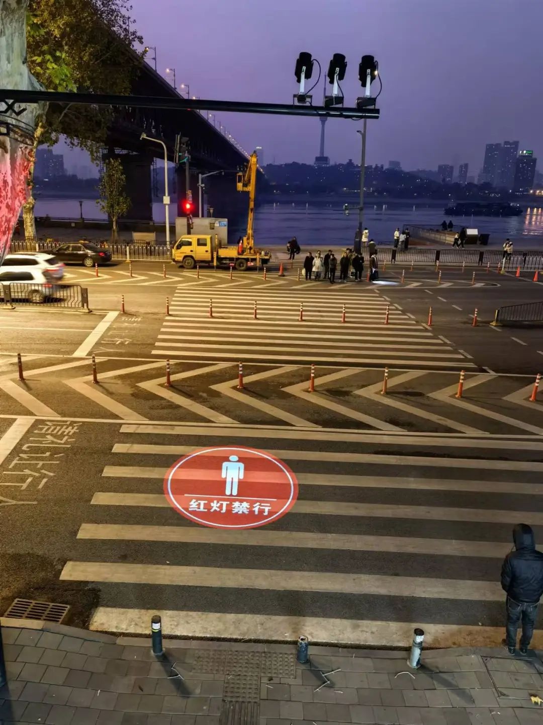 武昌江边惊现地毯式红绿灯！夜间过马路再也不用担心玩手机错过绿灯了  第2张
