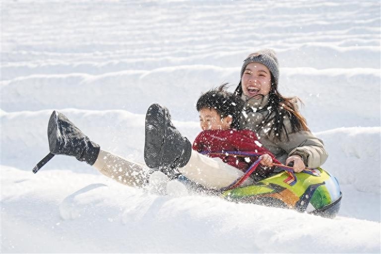 陕西冰雪旅游热力十足！你准备好体验滑雪圈、欣赏龙头山美景了吗？  第1张